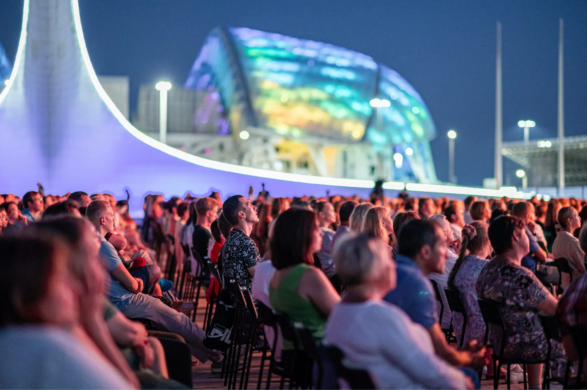 Оркестр на открытой сцена. Фестиваль молодёжи сочи сириус. Сочинский симфонический оркестр. Медальная площадь в олимпийском парке сочи концерты. Сириус сочи сцена.