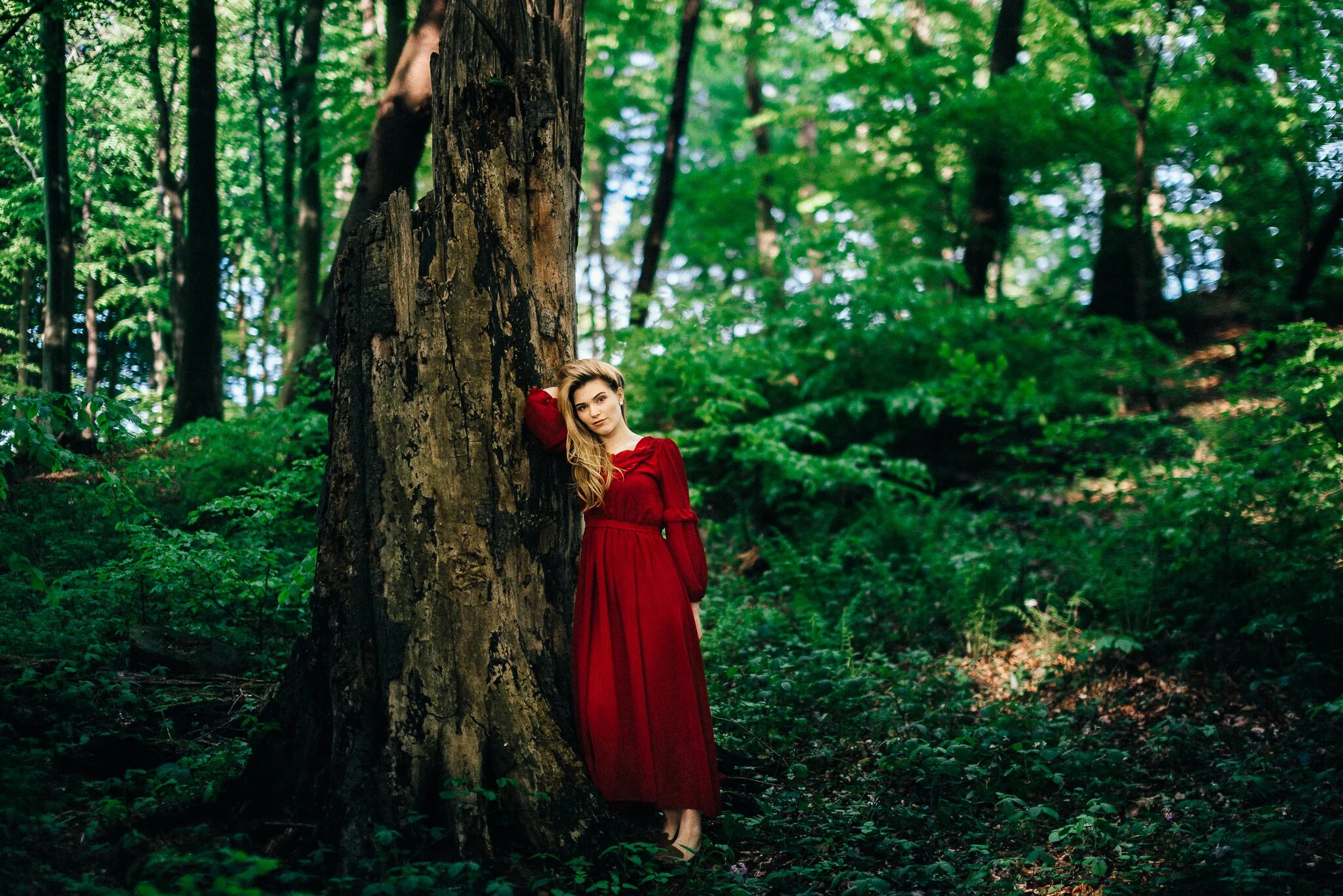 Фотосессия в белом платье. Фотосессия в лесу в платье. Фотосессия в лесу в белом платье. Девушка в лесу. Ольга бойко модель рыжая фотосессии.