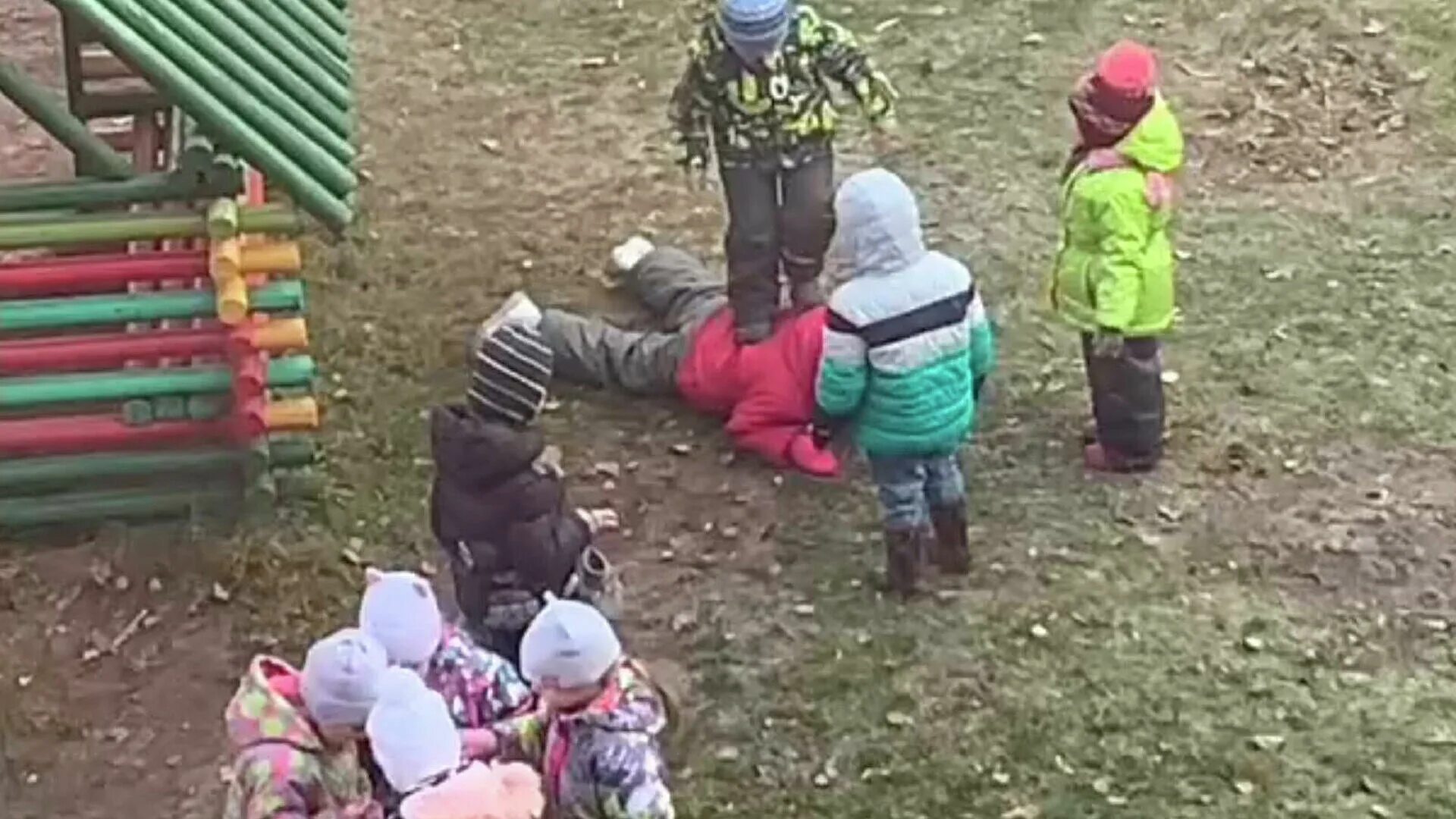 Мальчик в детском саду. Дети побили ребенка в детском саду. Драка в песочнице. Детский сад неадекватный ребенок