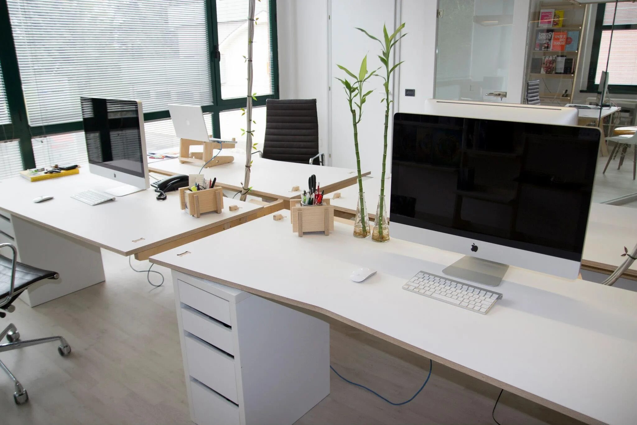 Стол офисный. Стол для небольшого офиса. Офисный стол в интерьере. Дизайн небольшого офиса.