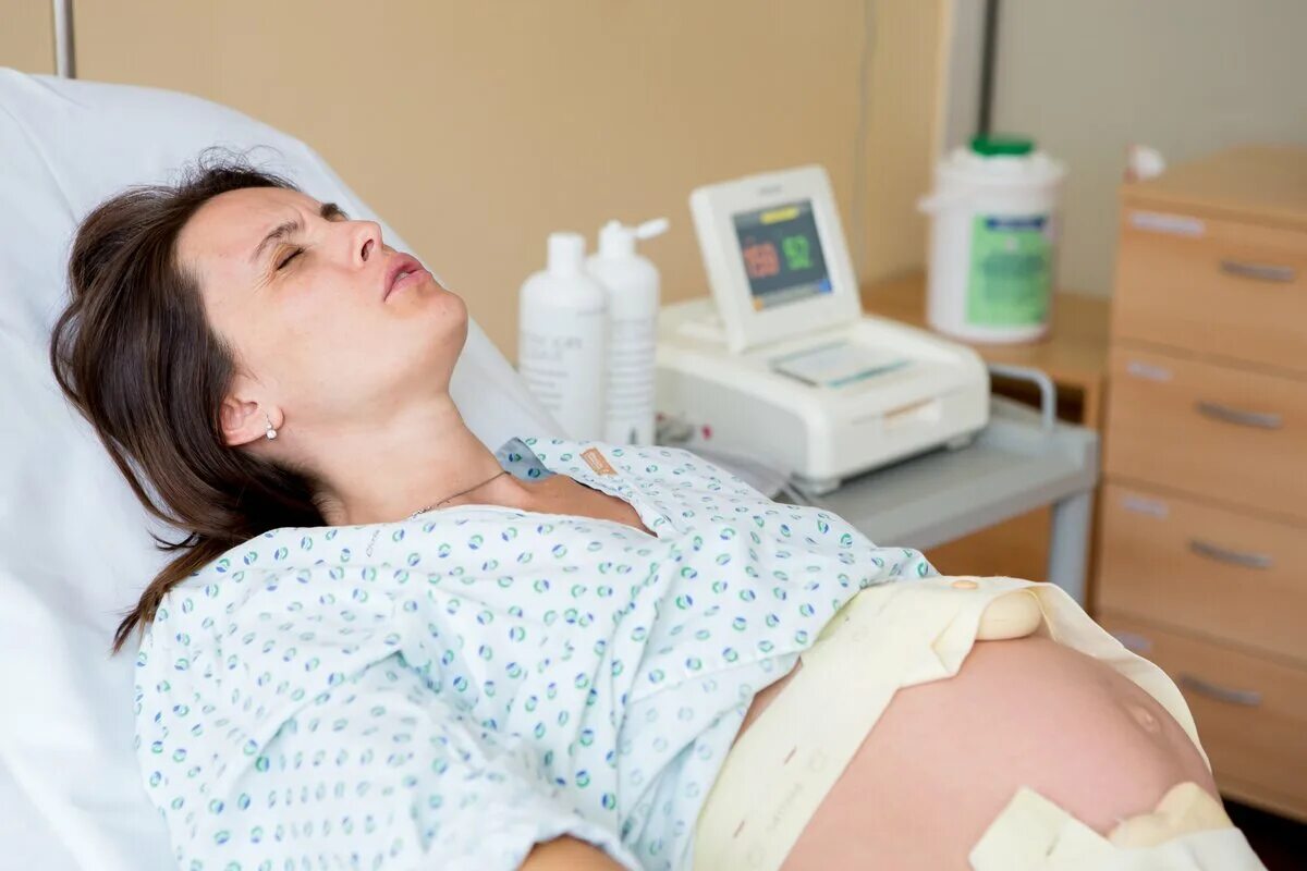 Как рожают женщины в роддоме. Роды беременных женщин в больнице. Беременна женщены рожают.