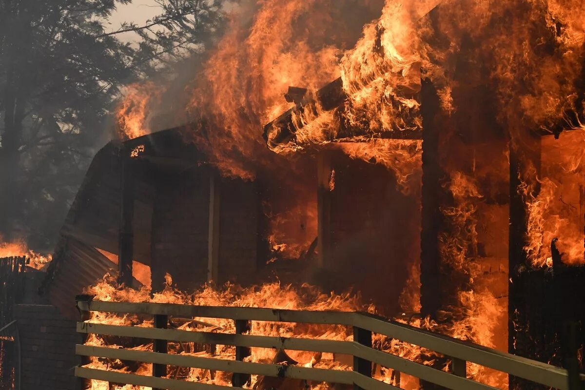 Пожар в доме дали. Лесные пожары в Австралии 2019-2020. Пожары в Австралии. Сгоревший дом. Пожары в Австралии 2020.