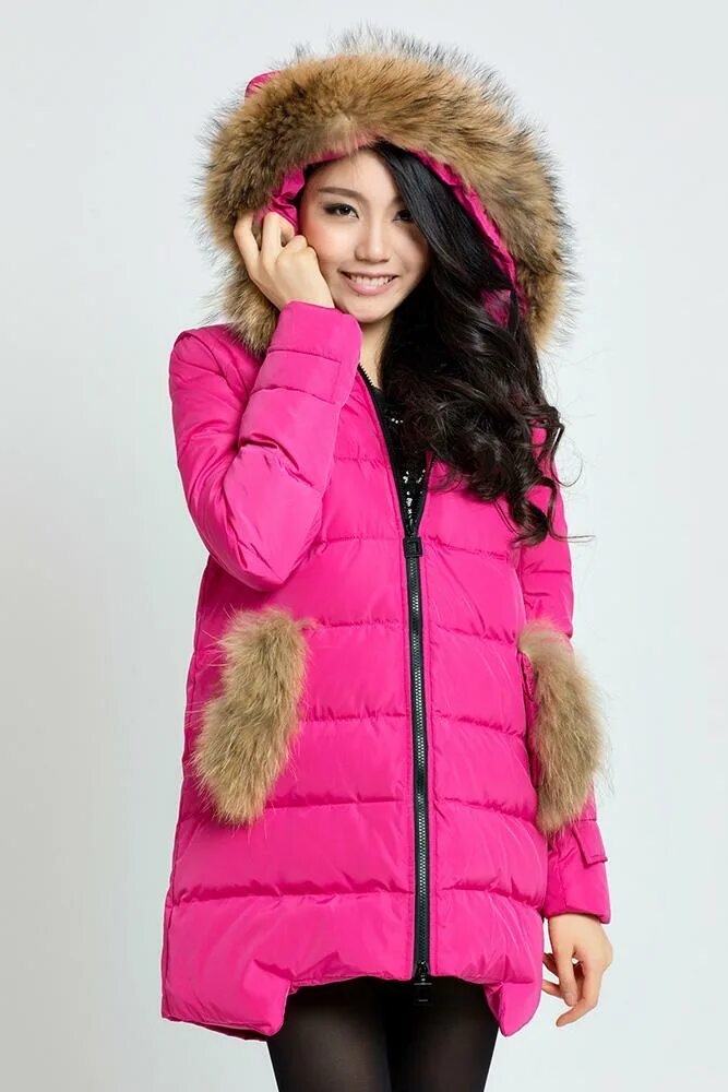 Розовый пуховик женский длинный. Куртка монклер женская 2020. Яркая зимняя куртка женская. Яркие пуховик. Короткий пуховик женский.