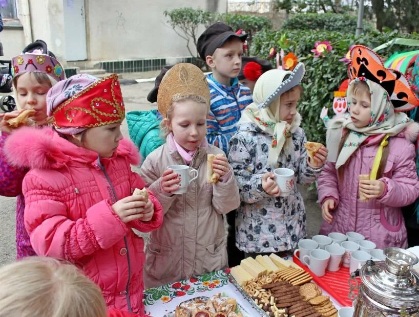 Развлечения масленица в детском. Масленица в детском саду. Украшение на Масленицу в детском саду на улице. Украшение на Масленицу в детском саду. Масленица детям о празднике в детском саду.