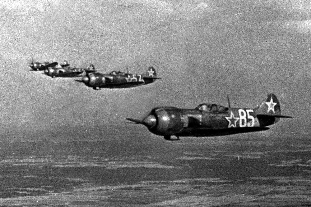 Самолет 1943 года. Самолет ла-5 вов. истребитель ла-5 великой отечественной войны. воздушный бой вов 1941-1945. самолёт истребитель вов ла 5.