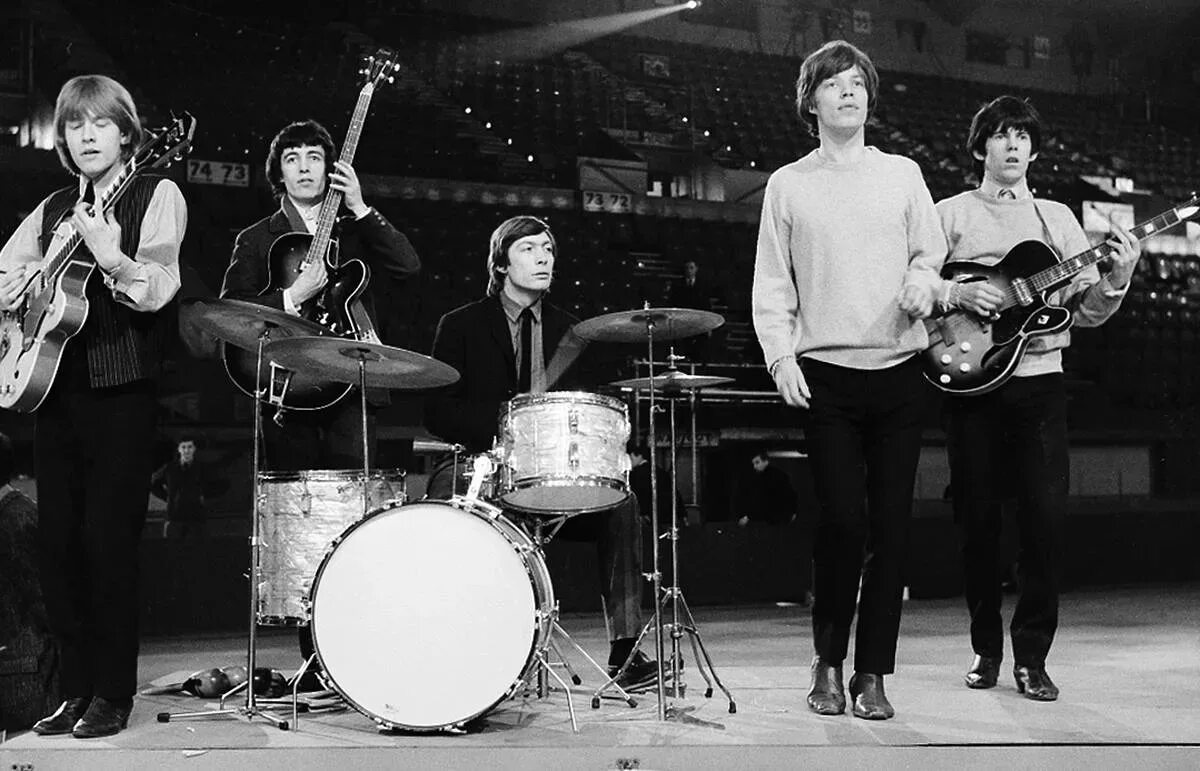 Первые концерты группы на на. Группа the Rolling Stones. 1962 В Лондоне состоялся первый концерт группы «Rolling Stones». Рок группа Роллинг стоунз. Роллинг стоунз 1964.
