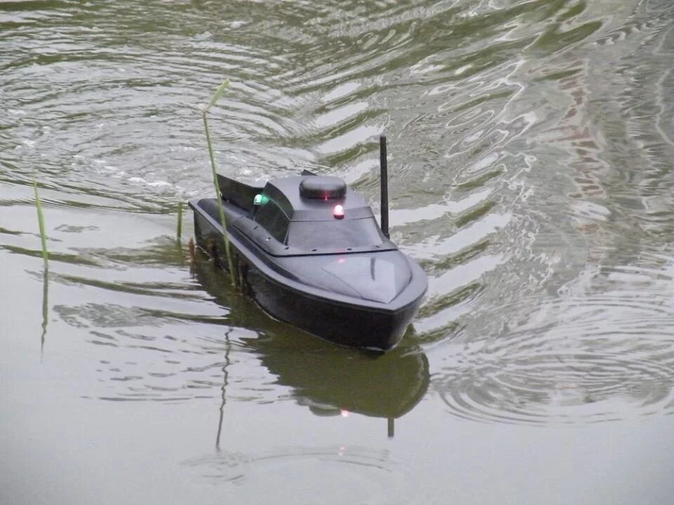 Радиоуправляемый кораблик для рыбалки. Кораблик для рыбалки радиоуправляемый с эхолотом. Кораблик завоз снасти прикормочный. Катерок для рыбалки радиоуправляемый. Прикормочный кораблик с эхолотом.