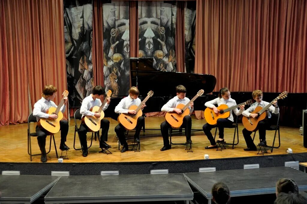 педагог по вокалу.