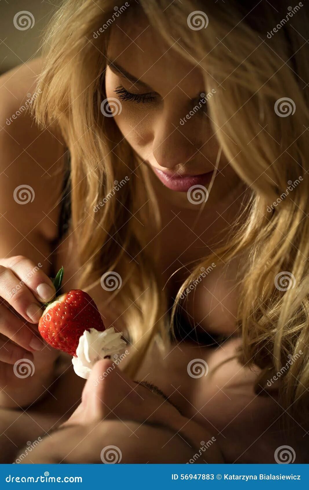 Группа сливки ермолаева. Девушка со взбитыми сливками на теле. Что такое бразильские сливки в постели. Что такое бразильские сливки в постели. Клубника со сливками девушка.