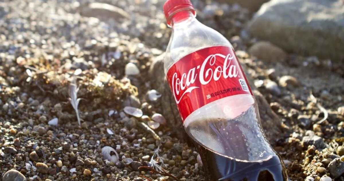 Кока кола на море. Загрязнения бутылками coca cola. загрязнение пластик кока кола. coca cola пластик. кока кола на пляже.