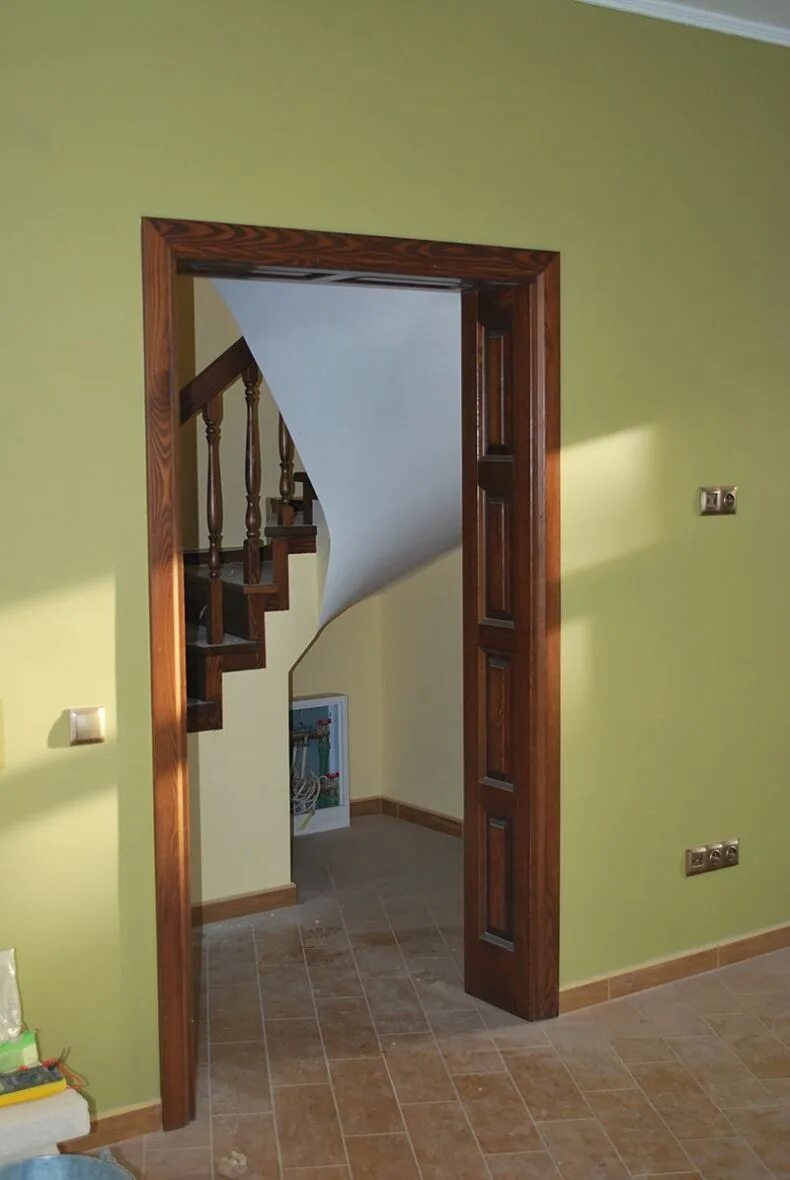 откосы входной двери. отделка откосов дверных проемов. современная отделка проема. отделка дверного проема. откосы дверные мдф.