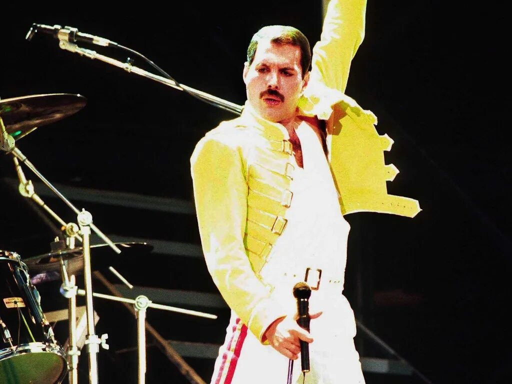 Группа квин фредди меркьюри. The show must go on remastered 2011 queen. Точь в точь фредди меркури. Фредди меркьюри на концерте. Фредди меркури фото show must.