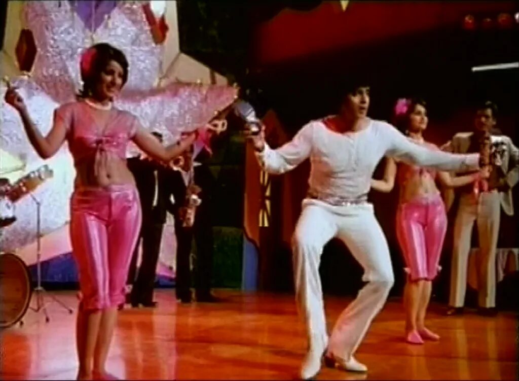 Митхун Чакраборти танцор диско. Митхун Чакраборти 1982. Ну ка все вместе хоры джими джими