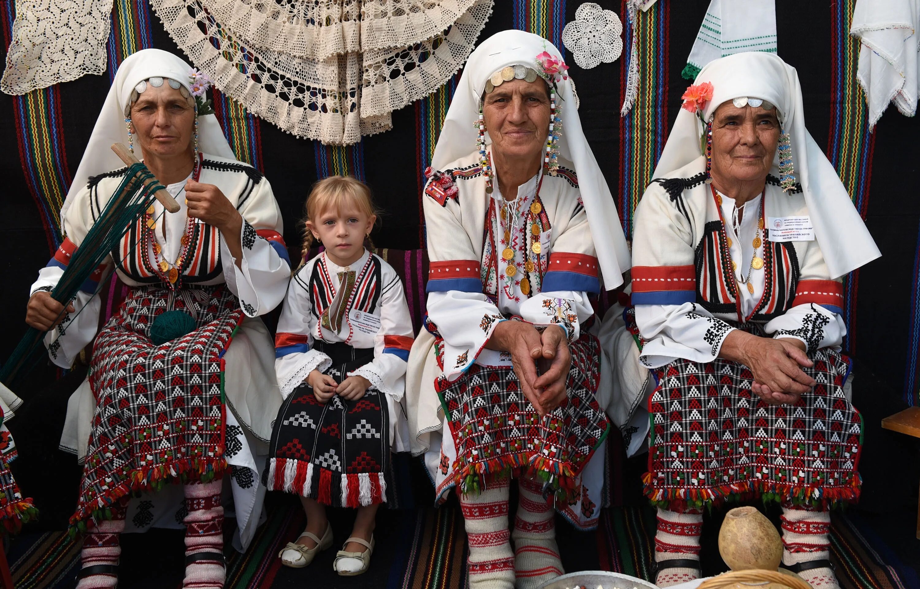 Новогодние традиции в болгарии. Ага базар в булгаре. Традиционное занятие болгар. Традиционное занятие болгар. Новый год в болгарии.