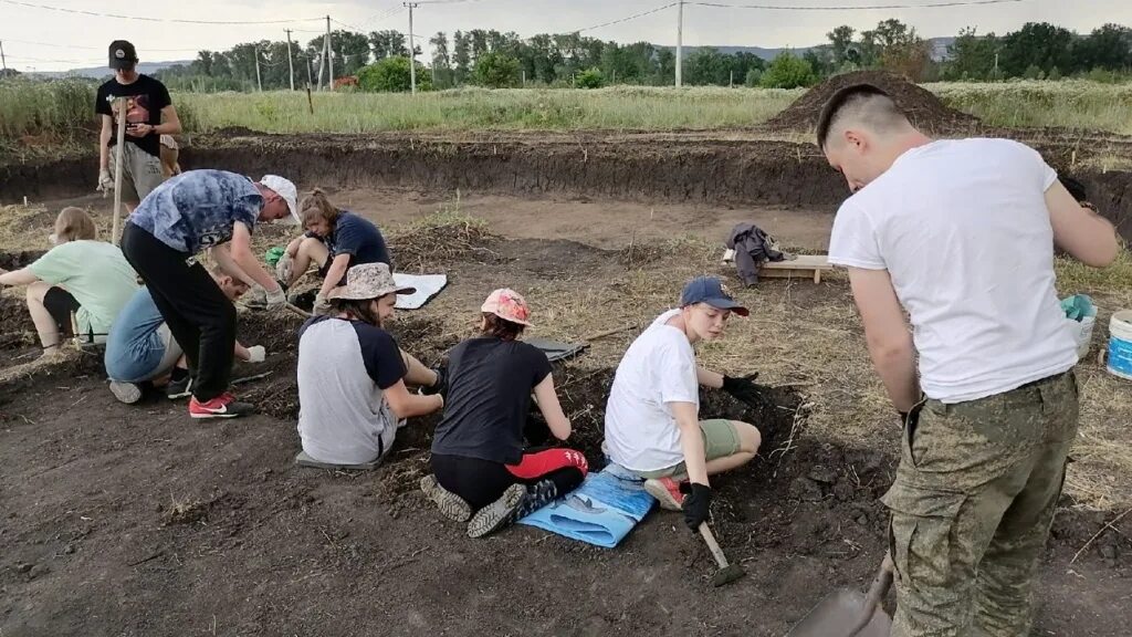 Археологические раскопки Тольятти. Власть труда Самарская область раскопки. Раскопки власть труда археологические. Студенты на раскопках.