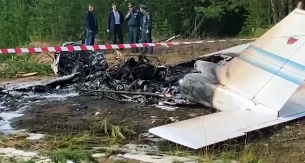 Падение легкомоторного самолета. Самолет после крушения. Самолет авиакатастрофа. Катастрофа самолета в иваново