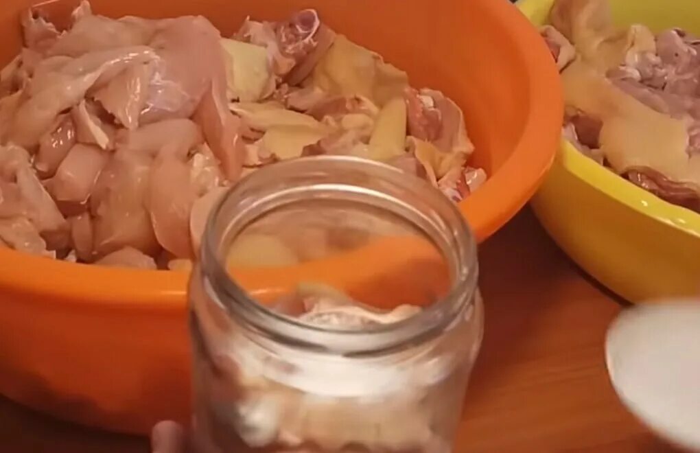 тушёнка из курицы в домашних условиях в кастрюле. тушенка курица. консервы из речной рыбы в автоклаве. тушенка из филе цыплёнка. тушенка из курицы в кастрюле.