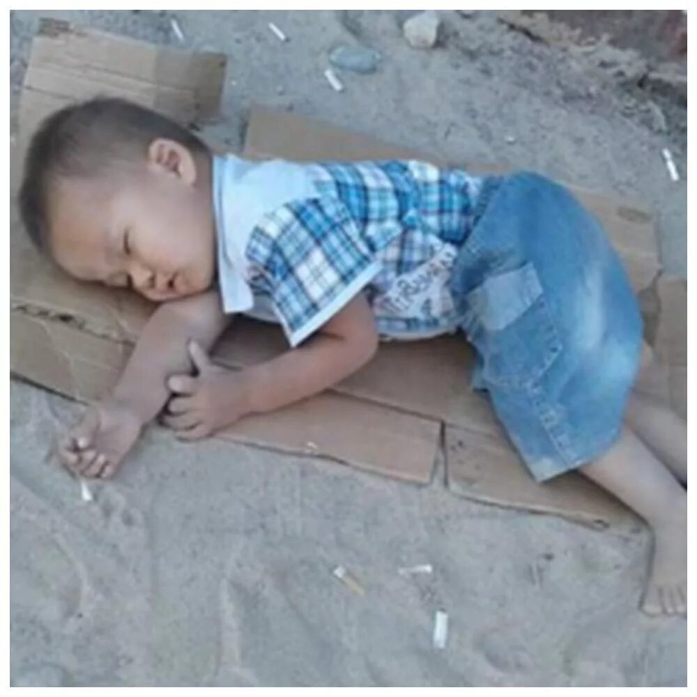 Мальчик уснул на обочине. Мальчик уснул на полу в саду. Дети спят на полу в Африке.