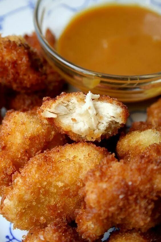 Рецепт приготовления куриные наггетсы. Наггетсы. чикен наггетс рецепт. наггетсы куриные. наггетсы домашние.