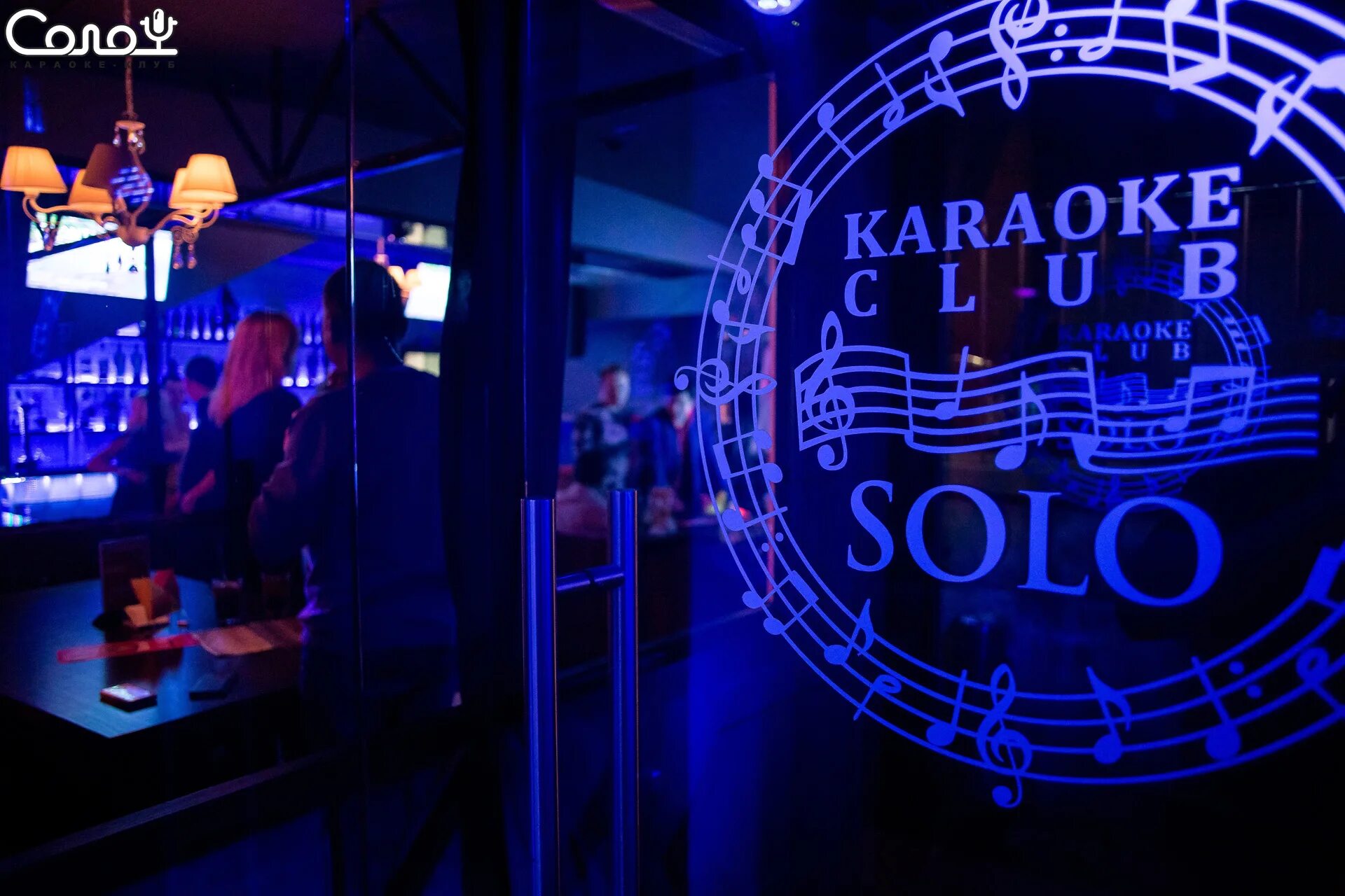 пеший курьер деливери клаб. зажигалка бар официантки. Delivery club курьер. доставщик еды деливери клаб. девушка бармен.