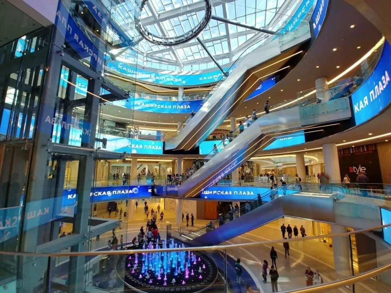 Какой самый большой центр в москве. ТЦ Каширская Плаза. Торговый центр Каширская Плаза. Каширская Плаза Москва. Каширское шоссе Плаза торговый центр.
