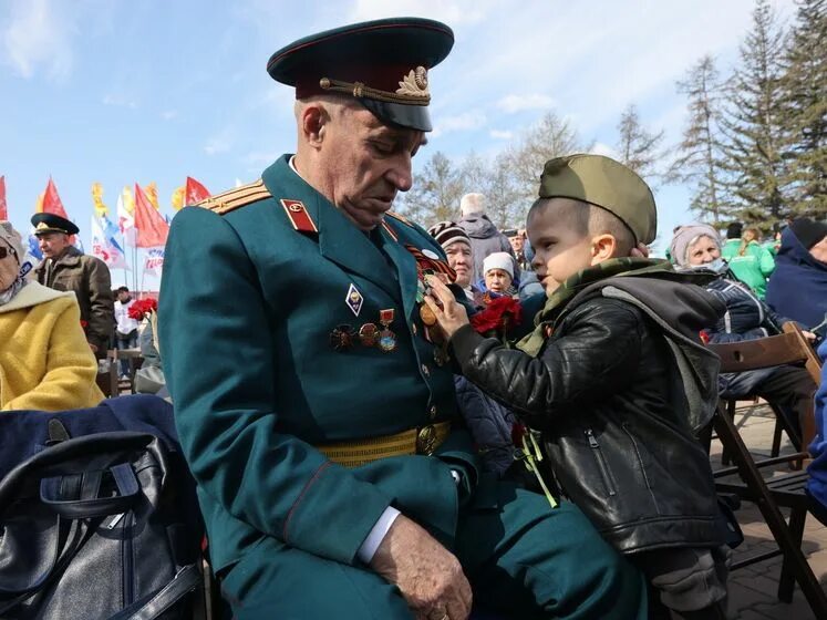 Когда поздравляют ветеранов. Дети поздравляют ветеранов. Поздравляем ветеранов. 9 Мая дети поздравляют ветеранов. Пожелания ветеранам на 9 мая.