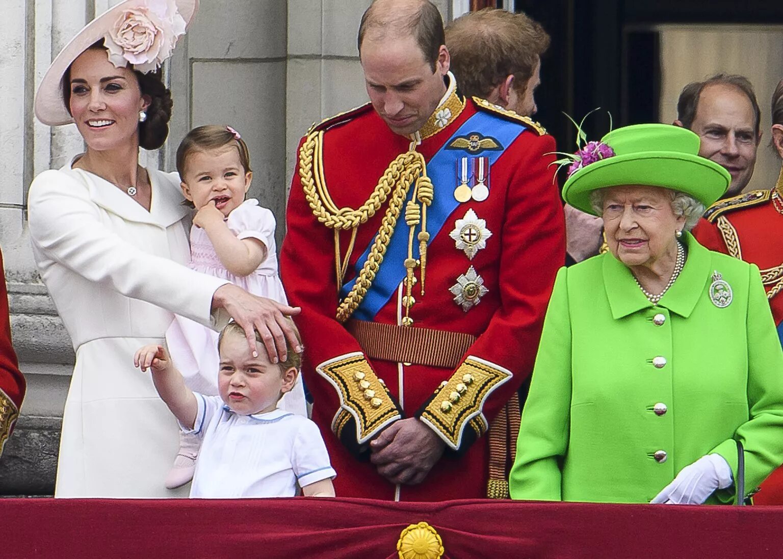 Внук королевы елизаветы фото Le Prince William rend hommage à la reine Elizabeth II dans une préface