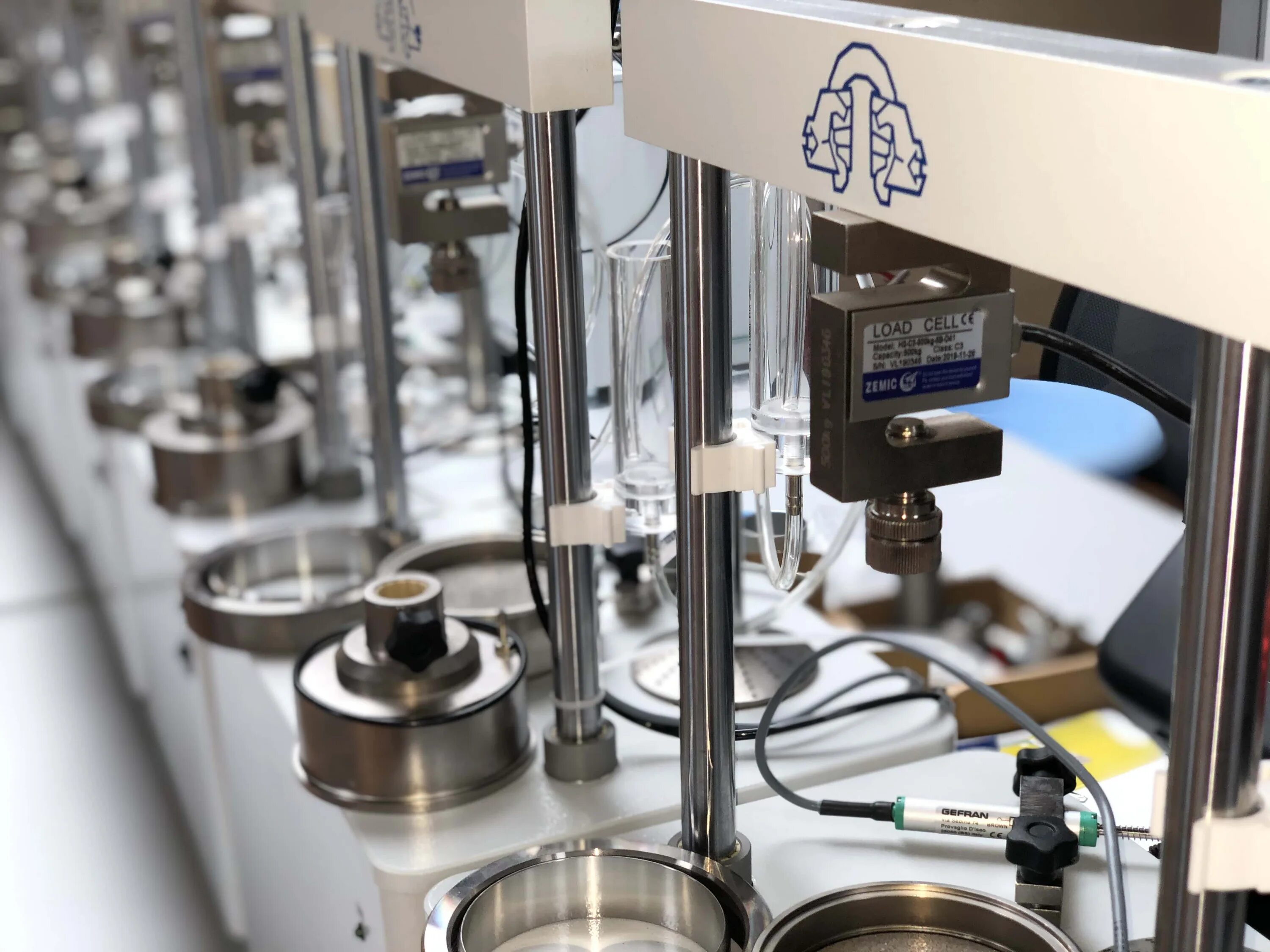 прибор для трехосного сжатия грунтов. лабораторное оборудование. лабораторные испытания. лабораторные исследования в геологии. 10.