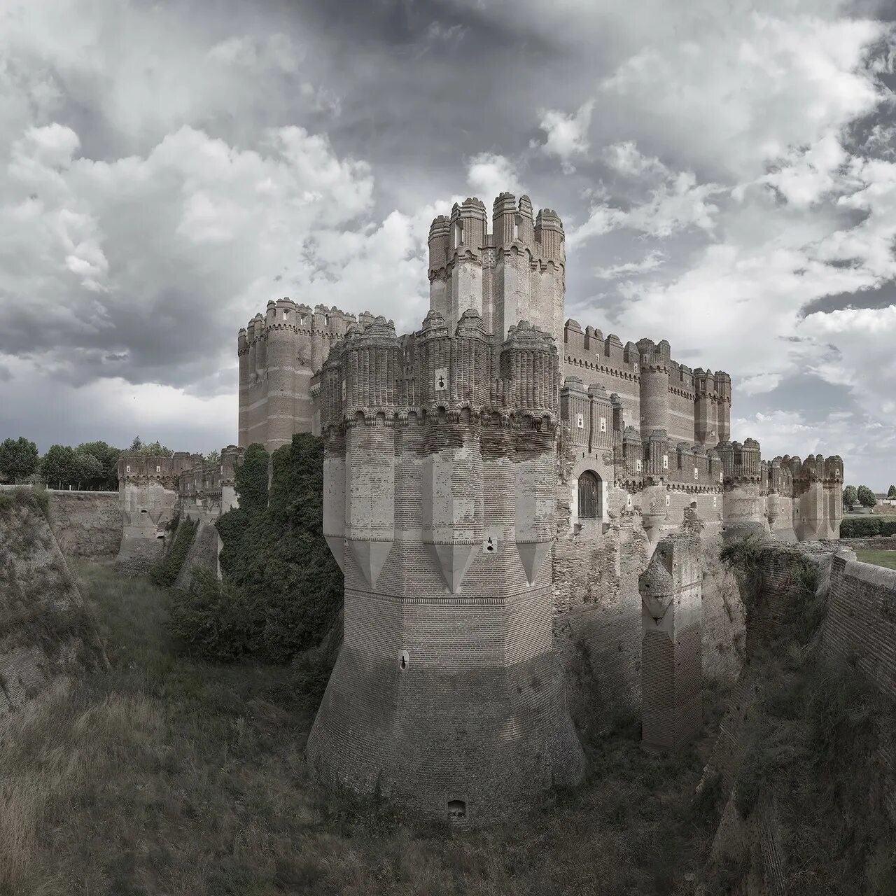 Неприступная крепость это. Замок Бутрон Испания. Замок Кока, Сеговия, Испания. Замок Кастильо де Кока Испания. Замки Испании: Кастильо де Кока фото.