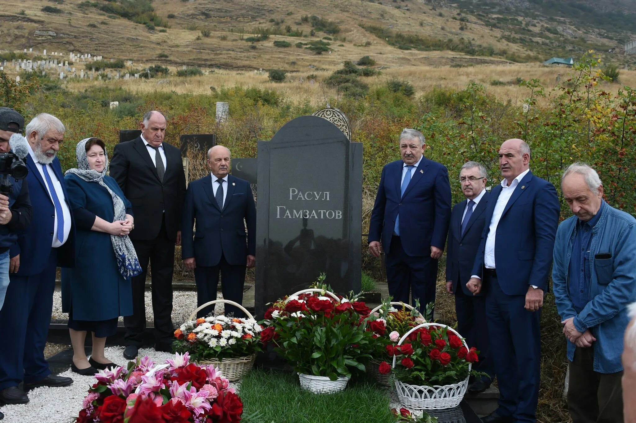 Могила Расула Гамзатова. Могила Расула Гамзатова в Махачкале. Смерть расула гамзатова