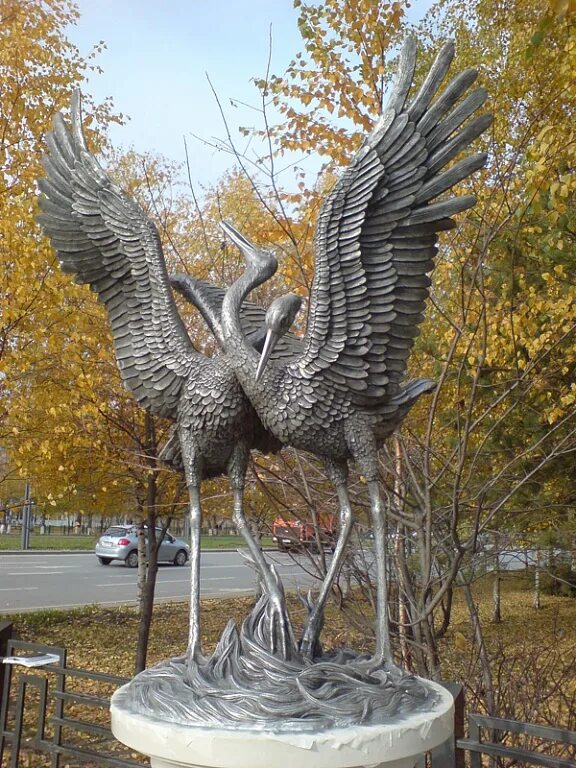 Ялта скульптура журавли. Журавли скульптор кемерово. Журавль тольятти. Статуя журавля. Сквер журавли уфа сипайлово.