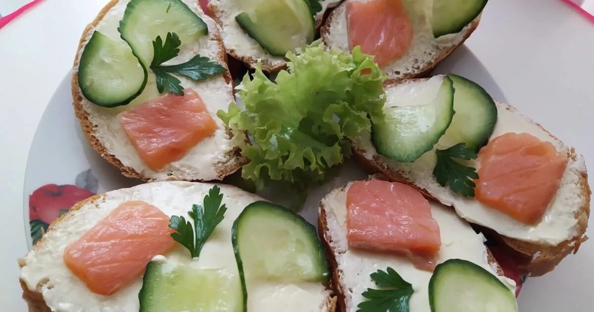 Бутерброды с красной рыбой. Бутерброды с форелью. Бутерброды на праздничный стол для детей. Бутерброды с форелью слабосоленой. Брускетта с копченым лососем.