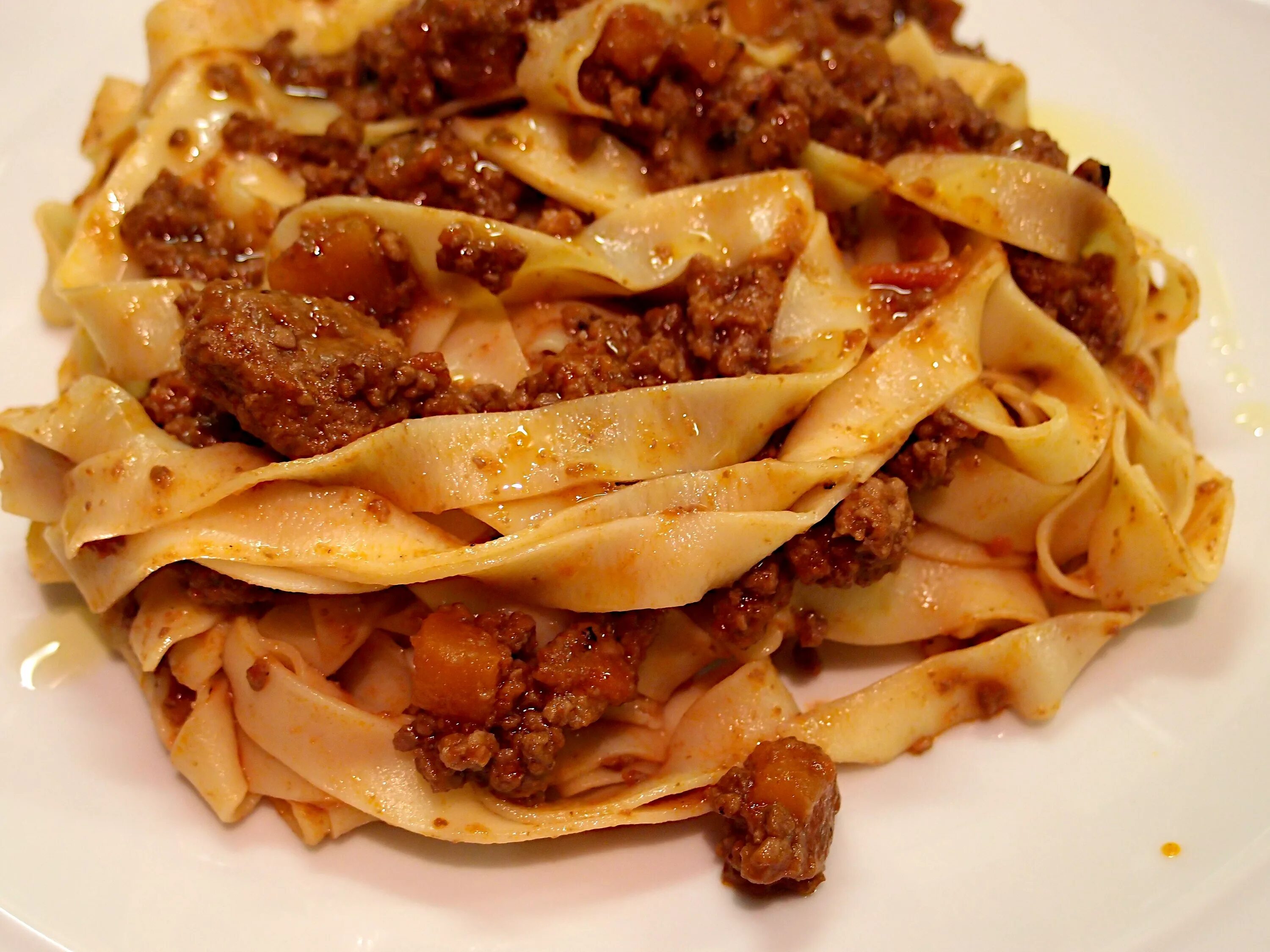 Как сделать пасту с фаршем. Спагетти в томатном соусе. Вермишель с фаршем. Макароны в сковородке. Как сделать пасту с фаршем.