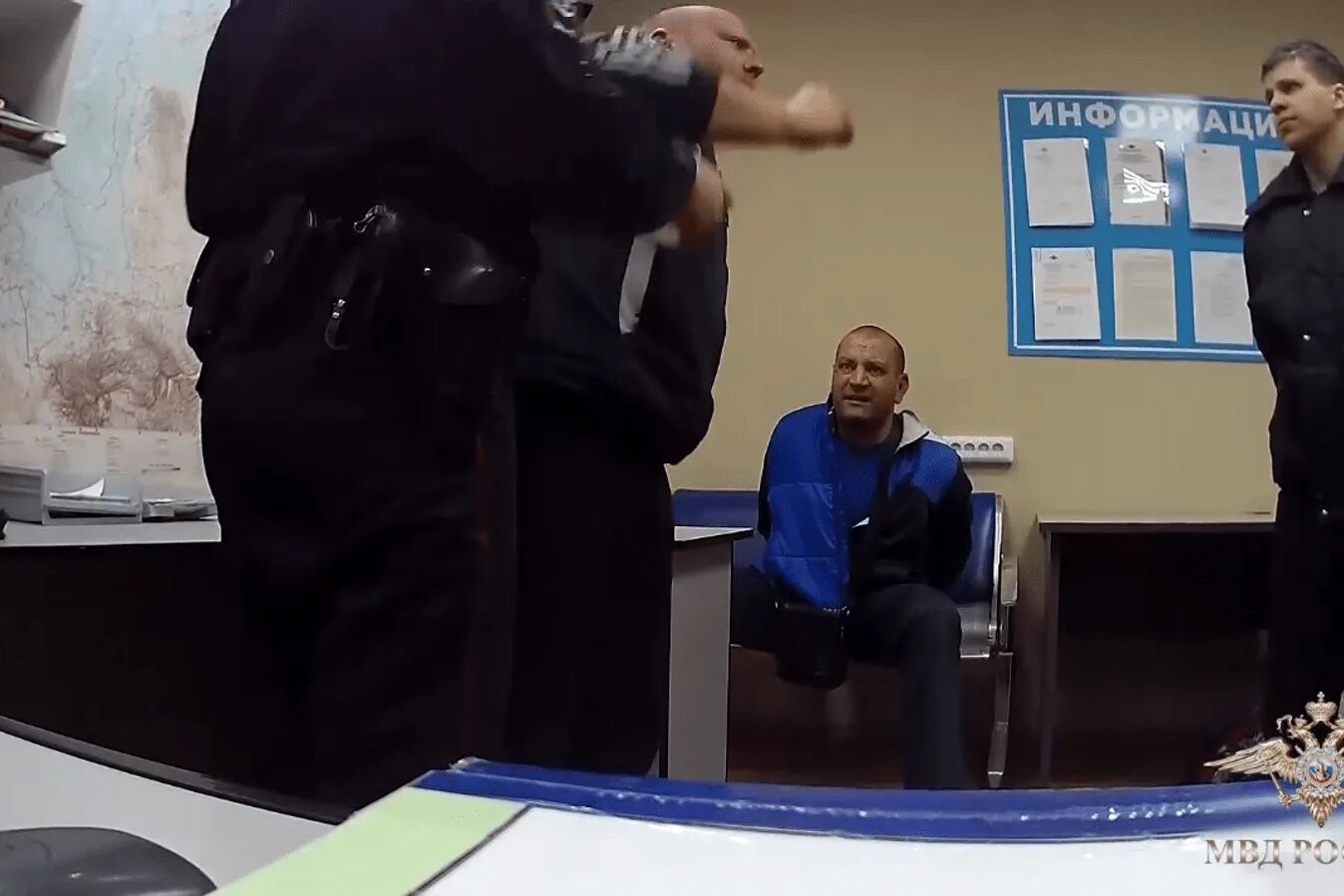 полицейский самолет. полицейские избивают в новосибирске. дуженков сергей викторович гсу задержание 09. полиция аэропорта толмачево. драка в отделении полиции.