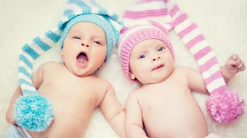 Близнецы малыши. Однояйцевые близнецы тройняшки. Двойняшки и близняшки. Двойняшки и близнецы. Близнецы или двойняшки.