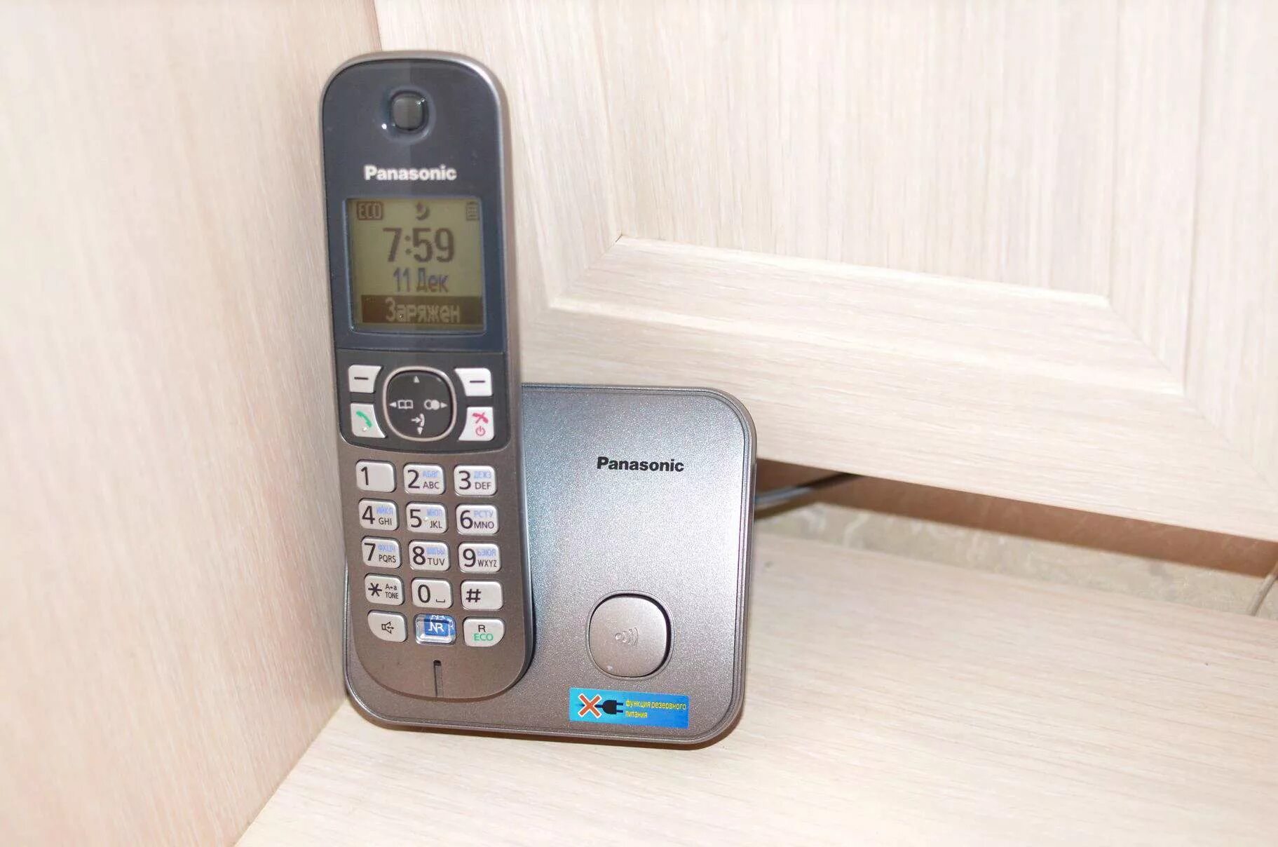 Panasonic kx tg6811rub. DECT Panasonic KX-tg6811. Радиотелефон Panasonic KX-tg6811rum. Радиотелефон Panasonic KX tg6811ca. Панасоник 6811 радиотелефон.