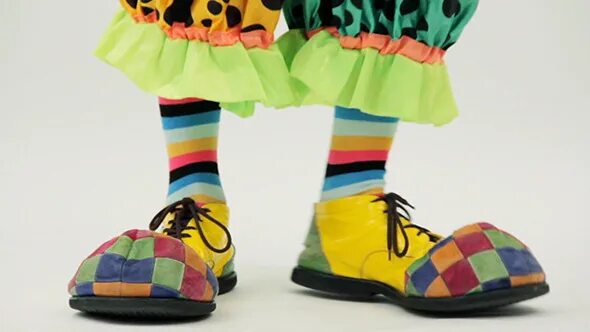 Нога клоуна. Ноги клоуна. Bottega обувь клоун. Клоун мода. Сине жёлтые ботинки клоуна.