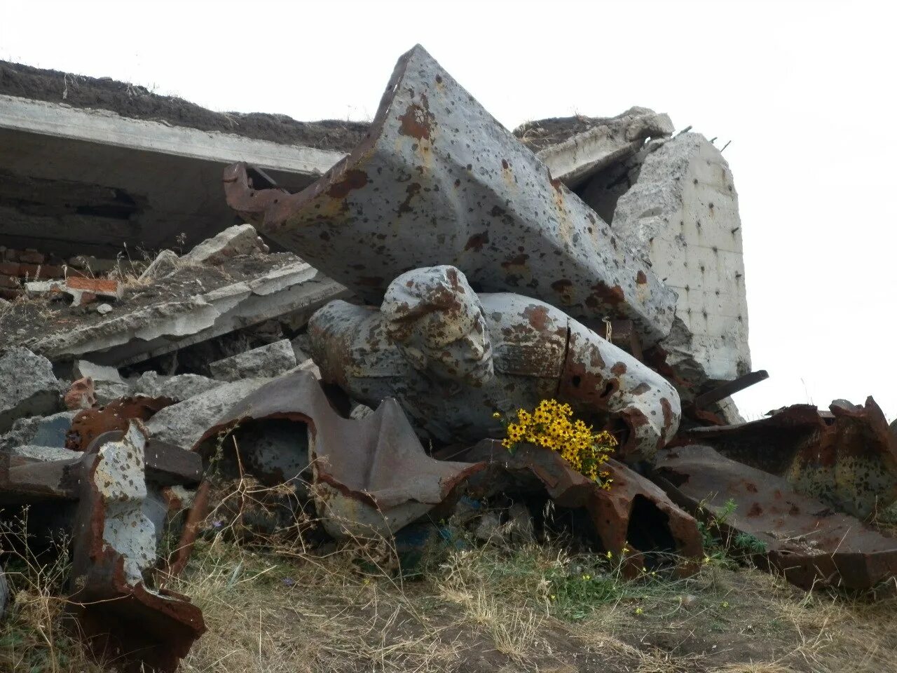 Разрушенный мемориал Саур-могила. Снежное Саур могила. Саур могила ДНР. Мемориал в Донецке Саур могила. Комплексы разрушают