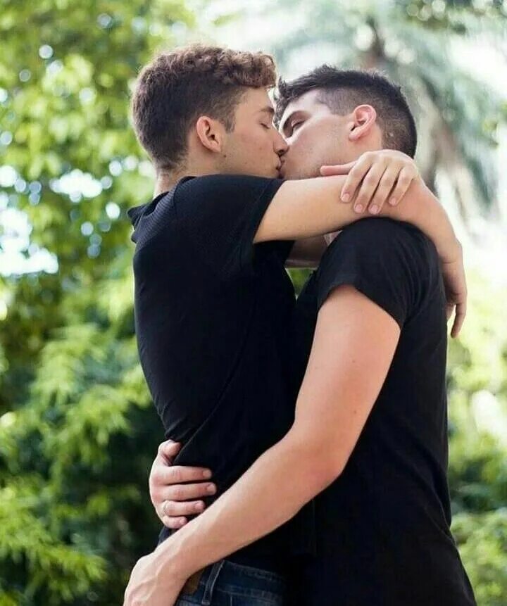 ««Two boys kissing» Дэвид Левитан. Парни целуются. Однополая любовь. Парень с парнем.