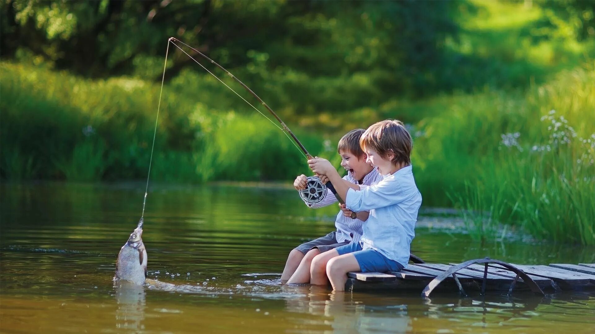 Ловят подростков. Рыбалка летом. Мальчик с удочкой. Детская фотосессия рыбалка. Удочка для детей.