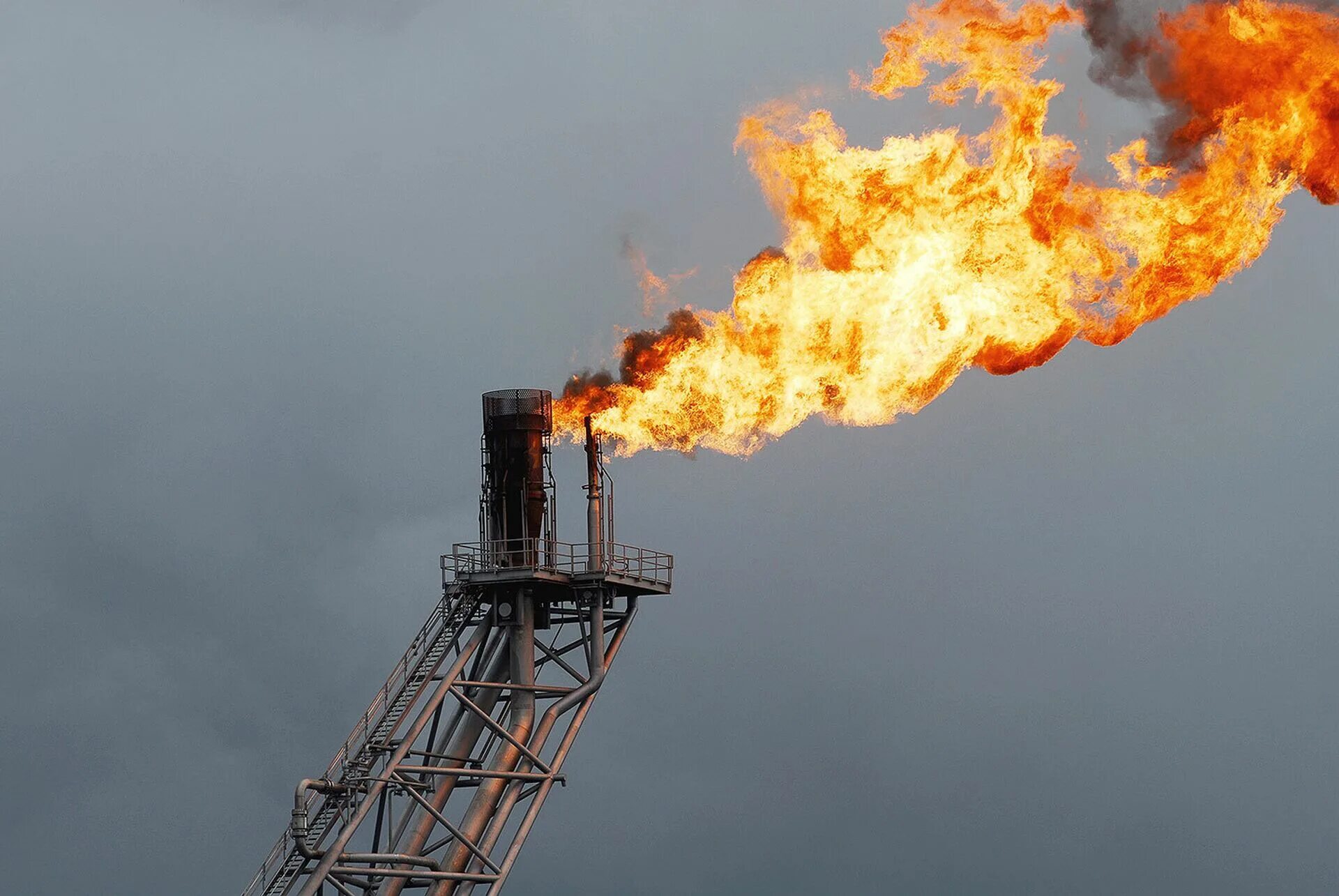 Факел сжигающий попутный газ. Газовая вышка. Факел газовый в хмао. Газовая вышка. Сжигание попутного нефтяного газа в факелах в районах добычи нефти.