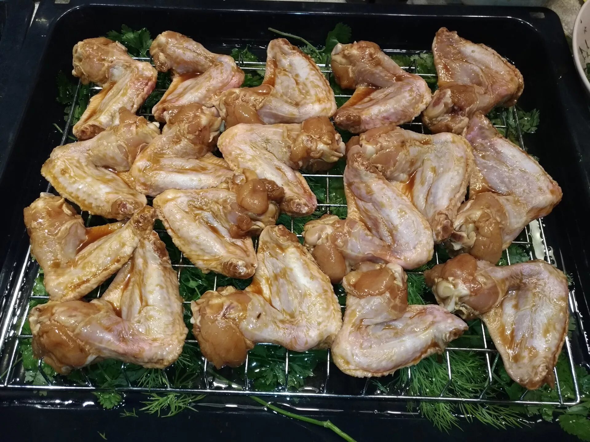 Как правильно крылышки. Крылышки куриные. крылья куриные. куриные крылышки в духовке в рукаве. куриные крылышки треугольником.