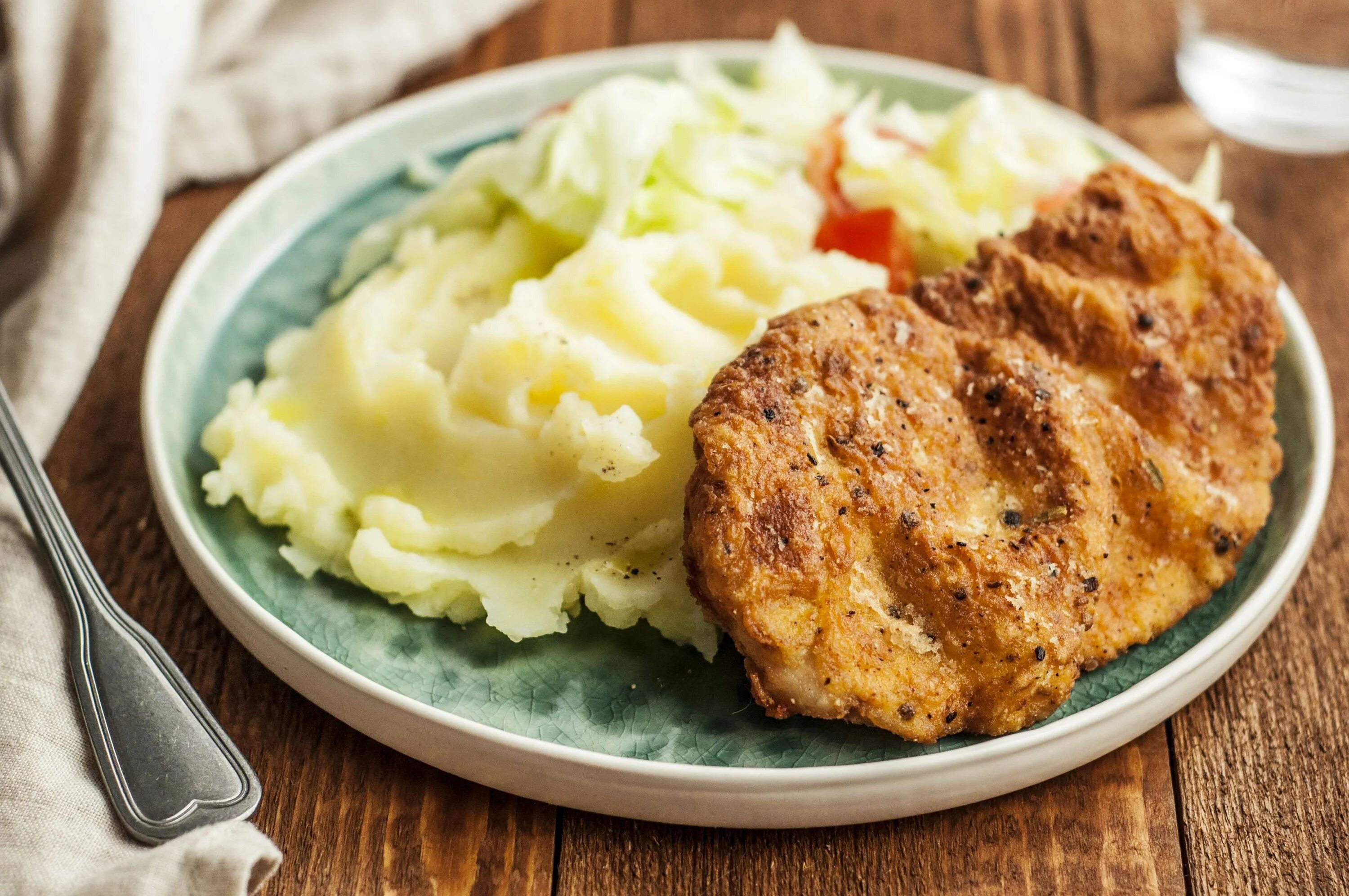 Пп рецепты пюре. Шницель куриный с картофельным пюре. картофельное пюре с котлетой. шницили с 4артофельным п. гарнир к рыбным котлетам.