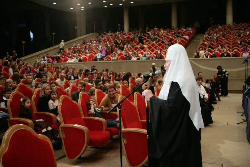 Билеты на елку в храм христа. Зал церковных соборов храма Христа Спасителя елка. Храм Христа Спасителя елка зал. Патриаршая елка в храме Христа. Рождественская елка в храме Христа Спасителя.