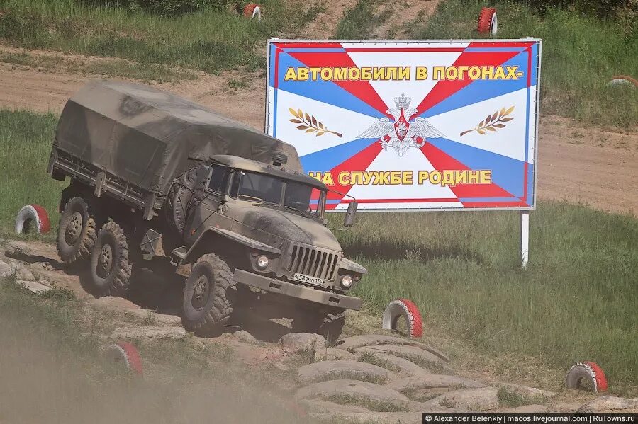 Автомобили в погонах. Автомобили в погонах все. Военный полигон мультяшный. Машины в погонах