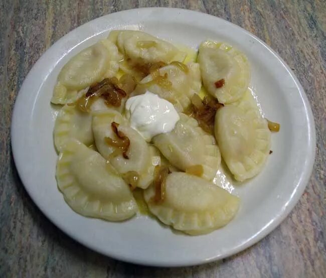 Вареники с картошкой в духовке. Вареные вареники с картошкой. пельмени с кузнечиками. пельмени с вареной картошкой.