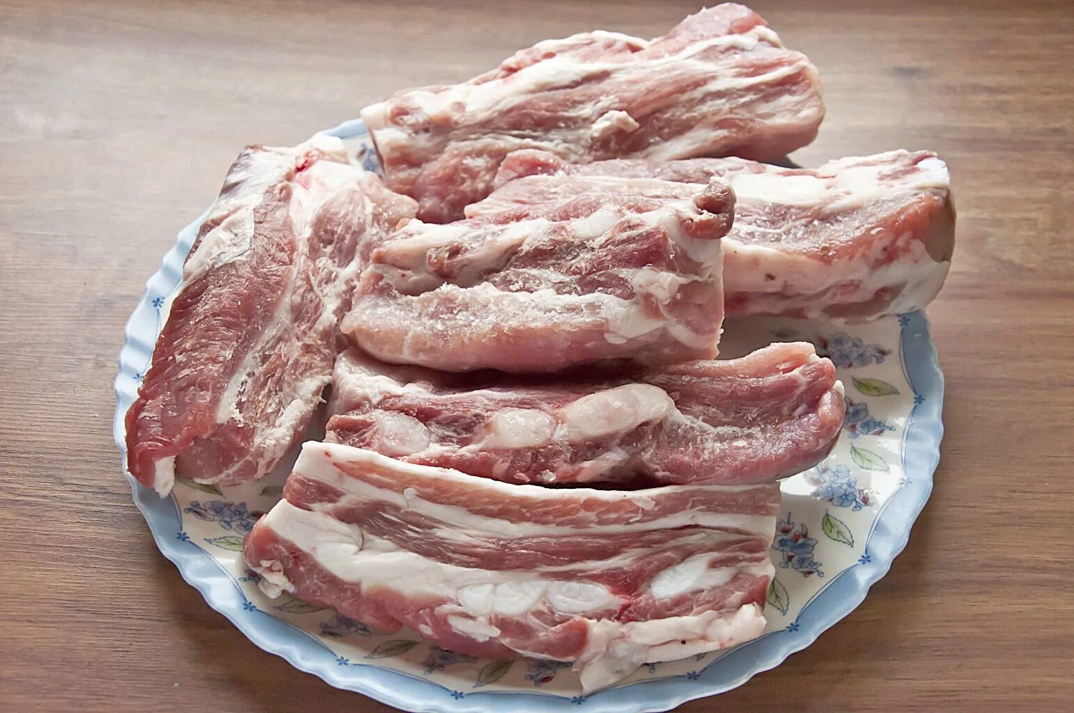 свиные ребра с квашеной капустой. ребра с тушеной капустой. свиные ребра с капустой. свиные ребрышки со свежей капустой. свиные ребрышки с капустой.