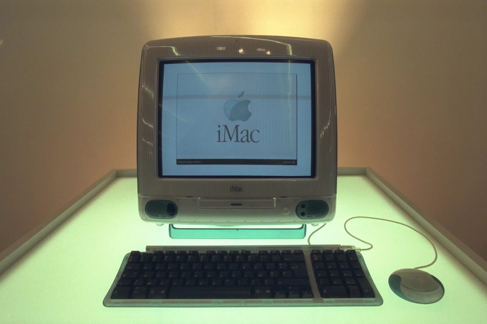 Старый apple. Imac 1998. apple imac 1998 моноблок. imac 1996. первый imac 1998.