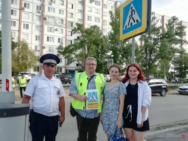 Работа водителем волжске. Пешеход Волжский. День города Волжский. Начало города Волжского. Переход Волжское.