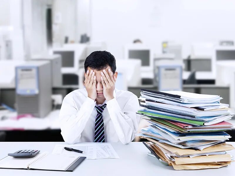 Много работы и ответственности. Шутки про бухгалтеров. Часы дедлайн. Трудолюбивый человек. Трудолюбивый человек в офисе.